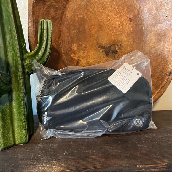 NWT Lululemon everywhere belt bag black - Picture 2 of 7